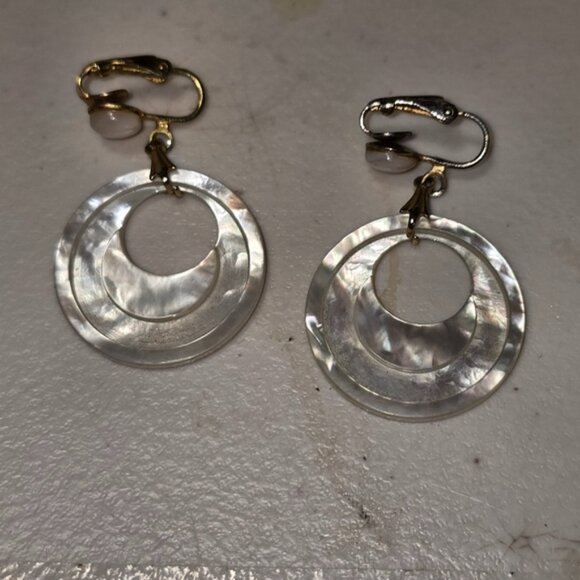 Vintage Round Mother of Pearl Clip-on Earrings - Picture 1 of 3